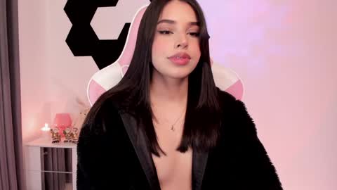 Snapshot of mia_johnsonll chatting on December 10, 7:05 am Lau online show from December 10, 7:05 am