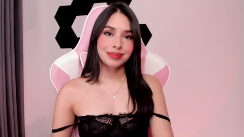 Snapshot of mia_johnsonll chatting on January 4, 3:29 am Lau online show from January 4, 3:29 am
