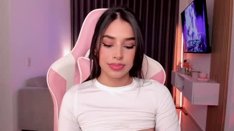 Snapshot of mia_johnsonll chatting on January 18, 10:39 am Lau online show from January 18, 10:39 am