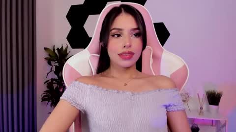 Snapshot of mia_johnsonll chatting on February 5, 5:20 am Lau online show from February 5, 5:20 am