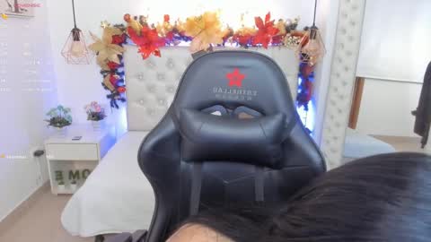 Snapshot of mia_jonnees chatting on December 5, 12:55 pm online show from December 5, 12:55 pm