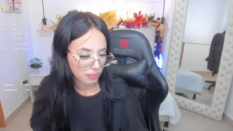 Snapshot of mia_jonnees chatting on December 12, 1:17 pm online show from December 12, 1:17 pm