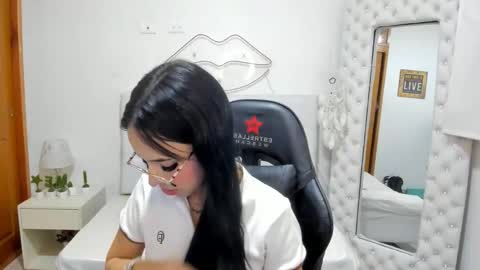 Snapshot of mia_jonnees chatting on January 3, 1:47 pm online show from January 3, 1:47 pm