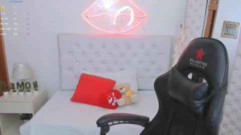 Snapshot of mia_jonnees chatting on January 15, 12:58 pm online show from January 15, 12:58 pm