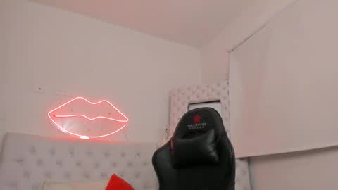 Snapshot of mia_jonnees chatting on January 17, 3:32 pm online show from January 17, 3:32 pm