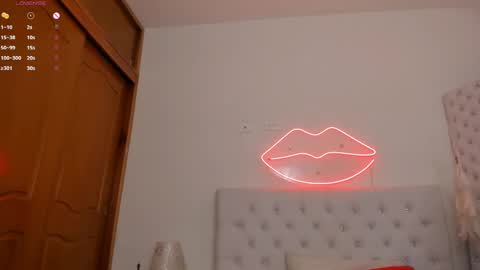 Snapshot of mia_jonnees chatting on February 23, 10:42 pm online show from February 23, 10:42 pm