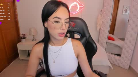 Snapshot of mia_jonnees chatting on March 5, 12:33 pm online show from March 5, 12:33 pm