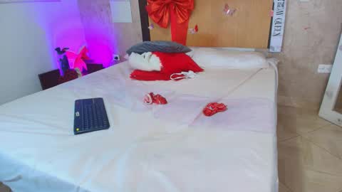 Snapshot of mia_lopez52 chatting on February 15, 7:21 pm MIALOPEZ . Y . online show from February 15, 7:21 pm