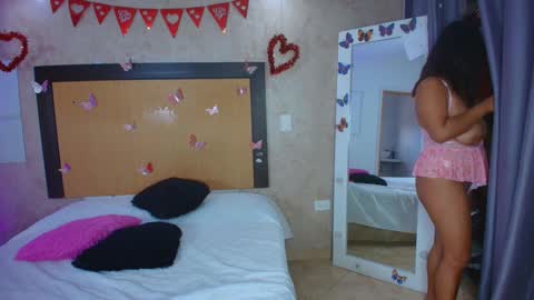 Snapshot of mia_lopez52 chatting on February 26, 9:25 pm MIALOPEZ . Y . online show from February 26, 9:25 pm