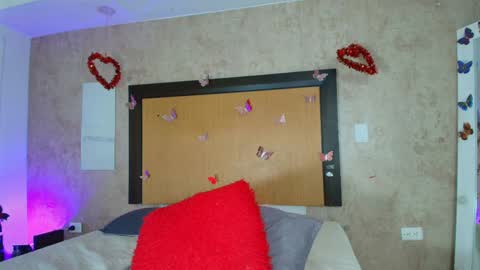 Snapshot of mia_lopez52 chatting on April 16, 9:39 pm MIALOPEZ . Y . online show from April 16, 9:39 pm