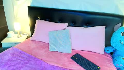 Mia online show from September 18, 10:34 pm