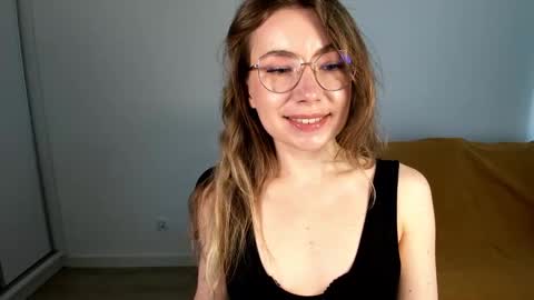 Mia online show from May 3, 1:39 pm