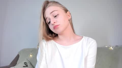 Snapshot of mia_meows chatting on March 9, 4:22 pm Mia here Appreciate your support online show from March 9, 4:22 pm