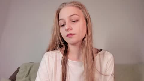 Snapshot of mia_meows chatting on March 13, 4:35 pm Mia here Appreciate your support online show from March 13, 4:35 pm