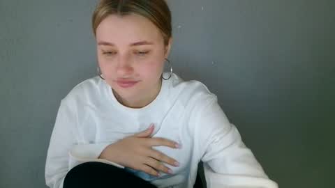 Snapshot of mia_moon27 chatting on September 13, 10:04 am Mia online show from September 13, 10:04 am
