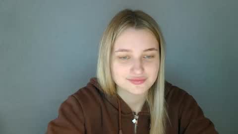Snapshot of mia_moon27 chatting on September 24, 12:19 pm Mia online show from September 24, 12:19 pm