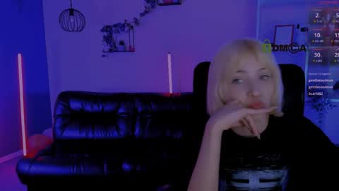 Snapshot of mia_mooon_ chatting on April 25, 1:41 pm mia_mooon_ online show from April 25, 1:41 pm