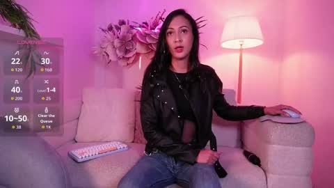 Mia online show from May 17, 11:50 am