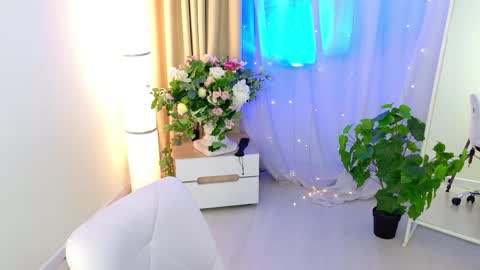 Mia online show from April 4, 3:42 pm