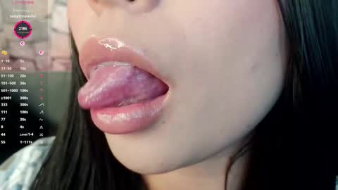 Mia online show from December 5, 5:49 am