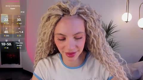 Snapshot of mia_silk chatting on October 21, 6:14 am Mia online show from October 21, 6:14 am