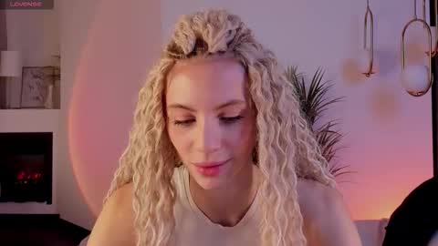 Snapshot of mia_silk chatting on October 22, 6:24 am Mia online show from October 22, 6:24 am