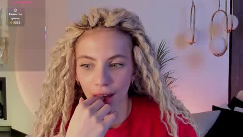 Snapshot of mia_silk chatting on October 24, 6:10 am Mia online show from October 24, 6:10 am