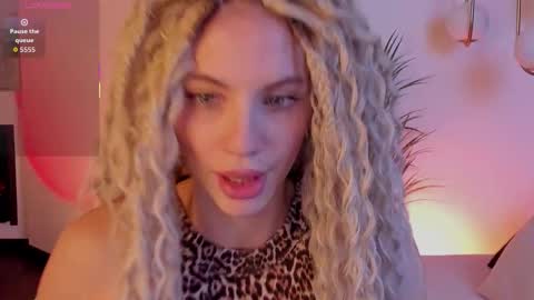 Snapshot of mia_silk chatting on October 29, 6:37 am Mia online show from October 29, 6:37 am