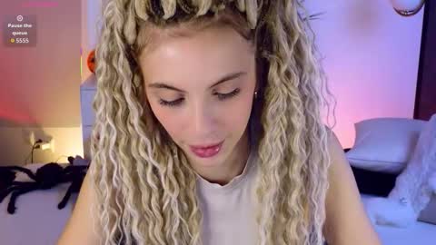 Snapshot of mia_silk chatting on October 31, 6:47 am Mia online show from October 31, 6:47 am