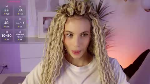 Snapshot of mia_silk chatting on November 6, 6:25 am Mia online show from November 6, 6:25 am