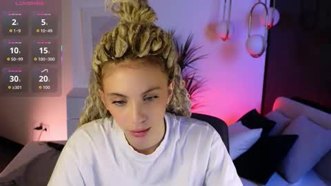 Snapshot of mia_silk chatting on November 7, 6:24 am Mia online show from November 7, 6:24 am