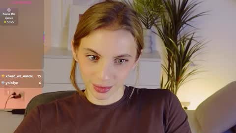 Snapshot of mia_silk chatting on November 19, 6:24 am Mia online show from November 19, 6:24 am