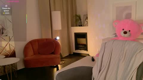 Mia online show from May 8, 6:30 am