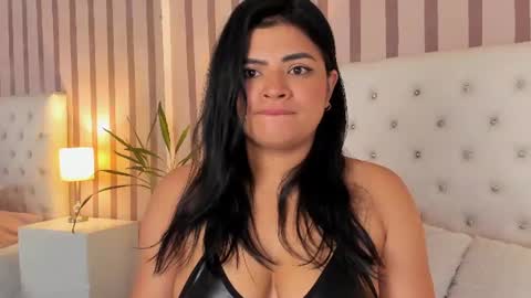Snapshot of mia_stones_ chatting on August 3, 12:21 pm Mia Stones online show from August 3, 12:21 pm