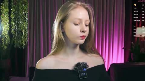 Mia online show from December 5, 2:58 pm