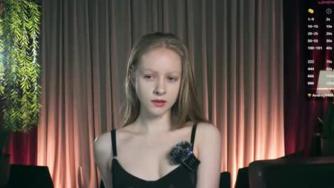 Mia online show from December 19, 7:04 am