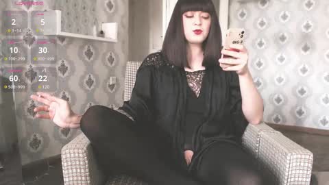 mia_wallase online show from March 3, 7:10 am