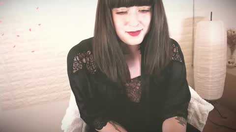 mia_wallase online show from September 9, 9:20 am