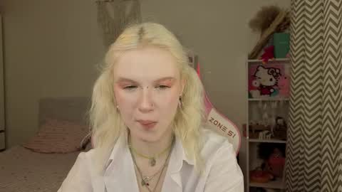 Mia online show from March 25, 3:23 am