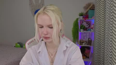 Mia online show from April 28, 3:22 am