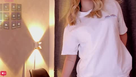 Snapshot of mia_white11 chatting on November 1, 12:51 pm Mia White online show from November 1, 12:51 pm