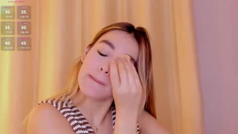 Mia White  online show from February 16, 1:07 pm