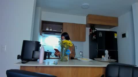 Snapshot of mia_world_ chatting on March 5, 1:56 am online show from March 5, 1:56 am