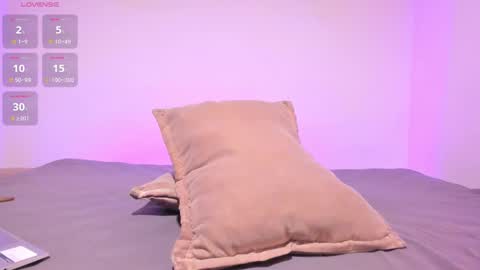 MIA INDEPENDENT MODEL  online show from March 8, 11:19 pm