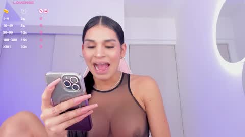 Snapshot of mia_yourmommy chatting on December 17, 9:17 am online show from December 17, 9:17 am