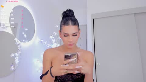 Snapshot of mia_yourmommy chatting on February 3, 4:46 am online show from February 3, 4:46 am