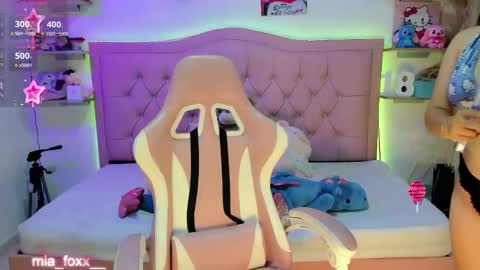 Mia online show from November 7, 1:16 am