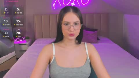 Snapshot of miaa_hill chatting on April 20, 11:24 am Mia online show from April 20, 11:24 am