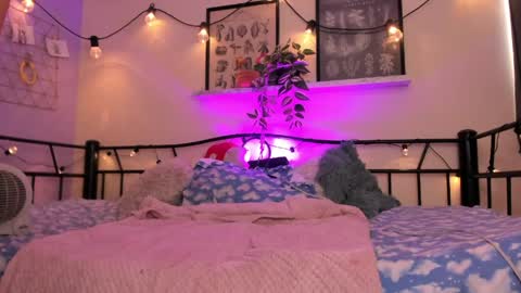Snapshot of miaa_rose__ chatting on April 14, 6:47 pm Miaa online show from April 14, 6:47 pm