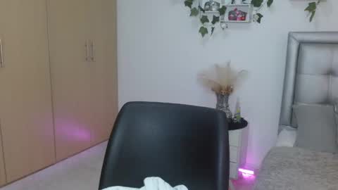 Snapshot of miaa_star_1x chatting on April 22, 10:06 am miaa_star_1x online show from April 22, 10:06 am